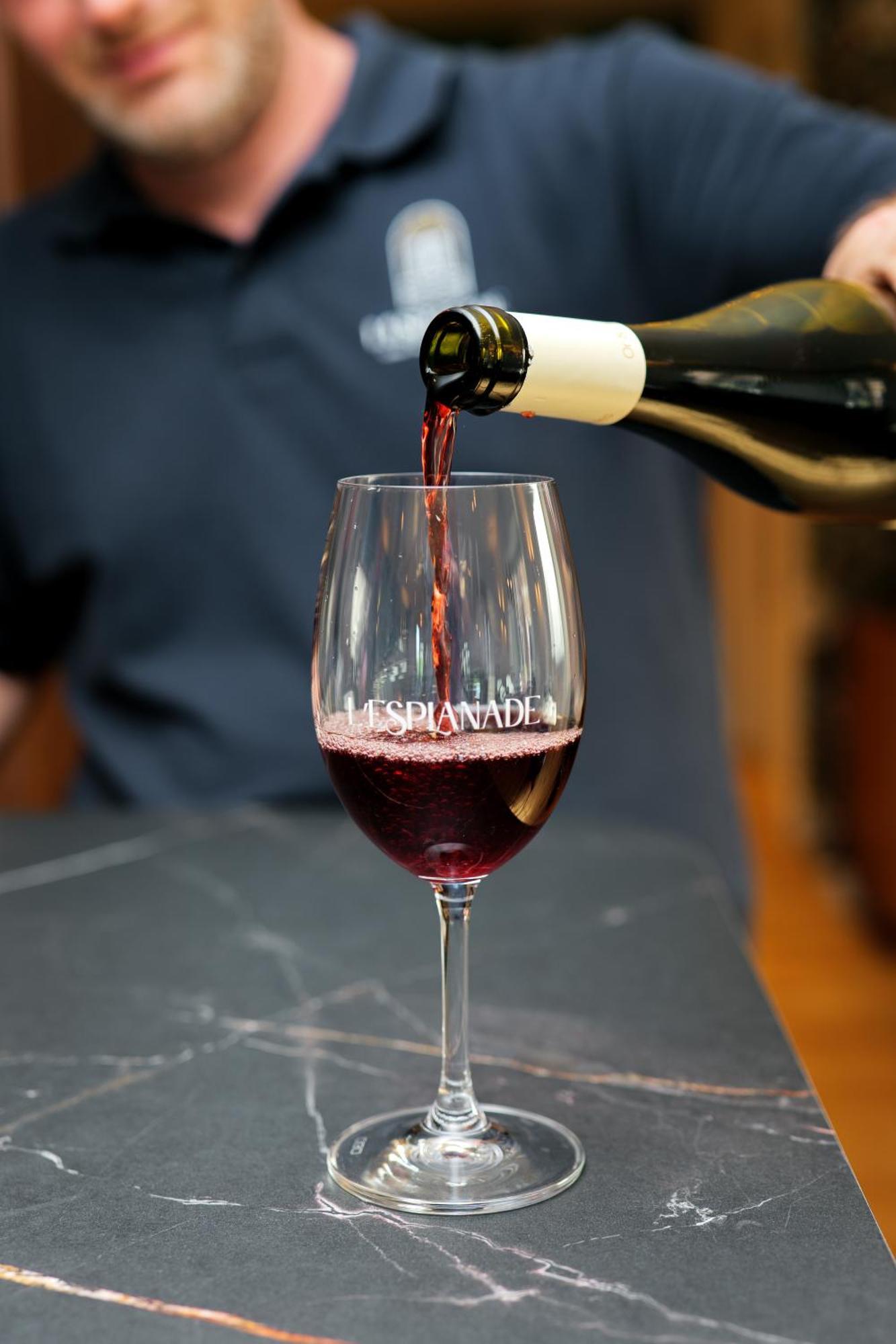 L'Esplanade Hotel Restaurant Bar A Vin Le Pellerin Kültér fotó