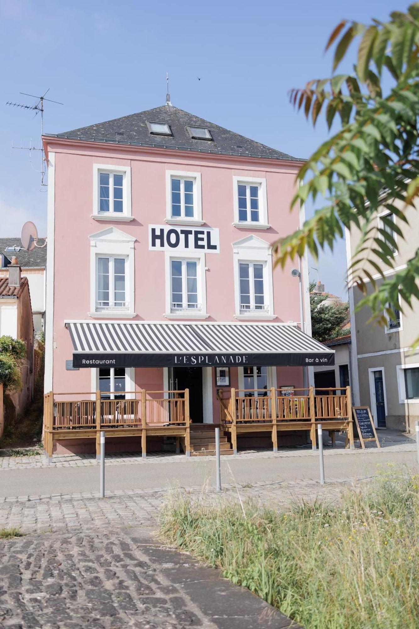 L'Esplanade Hotel Restaurant Bar A Vin Le Pellerin Kültér fotó